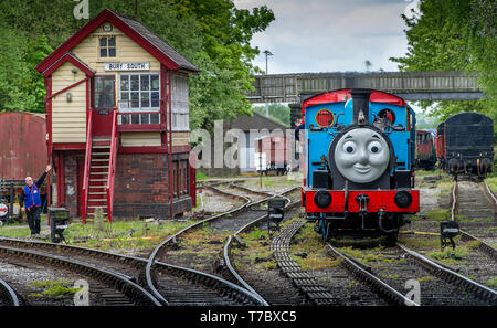 Bury, Lancashire, UK. 6. Mai, 2019. Hunderte Besucher strömten zu den jährlichen Tagesausflug mit Thomas Event an der East Lancashire Railway, Bury, Lancashire. Die Jugendlichen erhielten die Fahrt entlang der Gleise hinter dem berühmten kleinen blauen tank Motor und es war auch ein Besuch der Fat-Controller unter vielen anderen thematischen Aktivitäten das ganze Wochenende. Bild von der Credit: Paul Heyes/Alamy leben Nachrichten Stockfoto