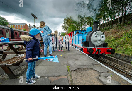 Bury, Lancashire, UK. 6. Mai, 2019. Hunderte Besucher strömten zu den jährlichen Tagesausflug mit Thomas Event an der East Lancashire Railway, Bury, Lancashire. Die Jugendlichen erhielten die Fahrt entlang der Gleise hinter dem berühmten kleinen blauen tank Motor und es war auch ein Besuch der Fat-Controller unter vielen anderen thematischen Aktivitäten das ganze Wochenende. Bild von der Credit: Paul Heyes/Alamy leben Nachrichten Stockfoto