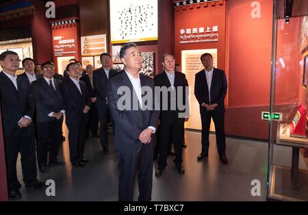 (190506) - Peking, 6. Mai 2019 (Xinhua) - Wang Yang (Vorne), ein Mitglied des Ständigen Ausschusses des Politbüros der Kommunistischen Partei Chinas und Vorsitzender des Zentralausschusses der Chinese People's Political Consultative Conference National Committee, besuche eine Ausstellung zum 60. Jahrestag der Kampagne der demokratischen Reform in Tibet, im Museum der tibetischen Kultur in Peking, der Hauptstadt von China, 5. Mai 2019. (Xinhua/Li Tao) Stockfoto