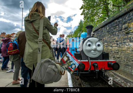 Bury, Lancashire, UK. 6. Mai, 2019. Hunderte Besucher strömten zu den jährlichen Tagesausflug mit Thomas Event an der East Lancashire Railway, Bury, Lancashire. Die Jugendlichen erhielten die Fahrt entlang der Gleise hinter dem berühmten kleinen blauen tank Motor und es war auch ein Besuch der Fat-Controller unter vielen anderen thematischen Aktivitäten das ganze Wochenende. Bild von der Credit: Paul Heyes/Alamy leben Nachrichten Stockfoto