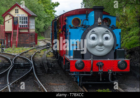 Bury, Lancashire, UK. 6. Mai, 2019. Hunderte Besucher strömten zu den jährlichen Tagesausflug mit Thomas Event an der East Lancashire Railway, Bury, Lancashire. Die Jugendlichen erhielten die Fahrt entlang der Gleise hinter dem berühmten kleinen blauen tank Motor und es war auch ein Besuch der Fat-Controller unter vielen anderen thematischen Aktivitäten das ganze Wochenende. Bild von der Credit: Paul Heyes/Alamy leben Nachrichten Stockfoto