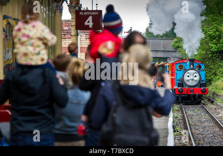 Bury, Lancashire, UK. 6. Mai, 2019. Hunderte Besucher strömten zu den jährlichen Tagesausflug mit Thomas Event an der East Lancashire Railway, Bury, Lancashire. Die Jugendlichen erhielten die Fahrt entlang der Gleise hinter dem berühmten kleinen blauen tank Motor und es war auch ein Besuch der Fat-Controller unter vielen anderen thematischen Aktivitäten das ganze Wochenende. Bild von der Credit: Paul Heyes/Alamy leben Nachrichten Stockfoto