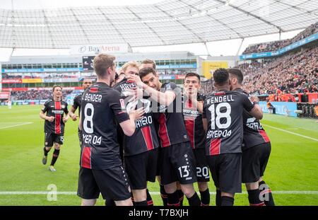 Jubel LEV um torhüter Kai HAVERTZ (LEV) nach dem Ziel es 1-0 zu machen, nach rechts Lars BENDER (LEV), Kai HAVERTZ (LEV), Julian BRANDT (LEV), Lucas ALARIO (LEV), Charles ARANGUIZ (LEV), WENDELL (LEV), Fußball 1. Fussballbundesliga, 32. Spieltag, Bayer 04 Leverkusen (LEV) - Eintracht Frankfurt (F) 6:1, am 04/05/2019 in Leverkusen/Deutschland verlassen. ##DFL-Bestimmungen verbieten die Verwendung von Fotografien als Bildsequenzen und/oder quasi-Video## € | Nutzung weltweit Stockfoto