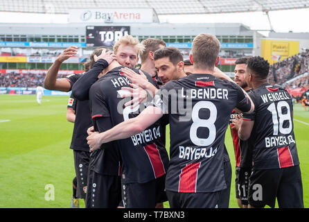 Jubel LEV für Torhüter Kai HAVERTZ (LEV) nach dem Ziel es 1-0 zu machen, nach rechts Kai HAVERTZ (LEV), Julian BRANDT (LEV), Lucas ALARIO (LEV), Lars BENDER (LEV) Kevin VOLLAND (LEV), WENDELL (LEV), Fußball 1. Fussballbundesliga, 32. Spieltag, Bayer 04 Leverkusen (LEV) - Eintracht Frankfurt (F) 6:1, am 04/05/2019 in Leverkusen/Deutschland verlassen. ##DFL-Bestimmungen verbieten die Verwendung von Fotografien als Bildsequenzen und/oder quasi-Video## € | Nutzung weltweit Stockfoto
