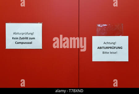 Leipzig, Deutschland. 03 Mai, 2019. Die Aufmerksamkeit der Abiturprüfung, Leise bitte!" steht an der Tür zu einem Untersuchungsraum in einer Leipziger Schule. Credit: Volkmar Heinz/dpa-Zentralbild/ZB/dpa/Alamy leben Nachrichten Stockfoto