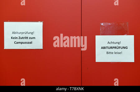 Leipzig, Deutschland. 03 Mai, 2019. Die Aufmerksamkeit der Abiturprüfung, Leise bitte!" steht an der Tür zu einem Untersuchungsraum in einer Leipziger Schule. Credit: Volkmar Heinz/dpa-Zentralbild/ZB/dpa/Alamy leben Nachrichten Stockfoto