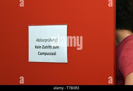 Leipzig, Deutschland. 03 Mai, 2019. Die Aufmerksamkeit der Abiturprüfung, Leise bitte!" steht an der Tür zu einem Untersuchungsraum in einer Leipziger Schule. Credit: Volkmar Heinz/dpa-Zentralbild/ZB/dpa/Alamy leben Nachrichten Stockfoto