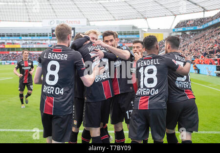 Jubel LEV um torhüter Kai HAVERTZ (LEV) nach dem Ziel es 1-0 zu machen, nach rechts Lars BENDER (LEV), Kai HAVERTZ (LEV), Julian BRANDT (LEV), Lucas ALARIO (LEV), Charles ARANGUIZ (LEV), WENDELL (LEV), Kevin VOLLAND (LEV), Fußball 1. Fussballbundesliga, 32. Spieltag, Bayer 04 Leverkusen (LEV) - Eintracht Frankfurt (F), 05.05.2019, Leverkusen/Deutschland verlassen. ##DFL-Bestimmungen verbieten die Verwendung von Fotografien als Bildsequenzen und/oder quasi-Video## € | Nutzung weltweit Stockfoto