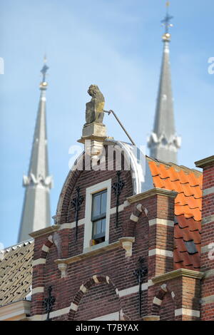 Close-up auf traditionellen Fassaden auf dem Hauptplatz (Markt) mit den Spitzen der Maria van Jesse Kerk im Hintergrund, Delft, Niederlande Stockfoto