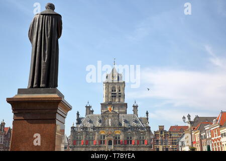 Der Hauptplatz (Markt) mit Hugo de Groot Monument (aus 1886) und das Rathaus (umgebaut 1629), Delft, Niederlande Stockfoto