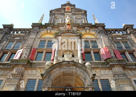 Weitwinkel an der Außenfassade des Rathauses (umgebaut 1629) in Delft, Niederlande, mit Schnitzereien Stockfoto