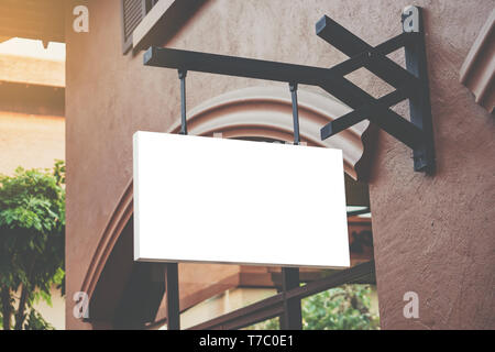 Horizontale leer signage auf kleidung shop Front mit kopieren. Stockfoto