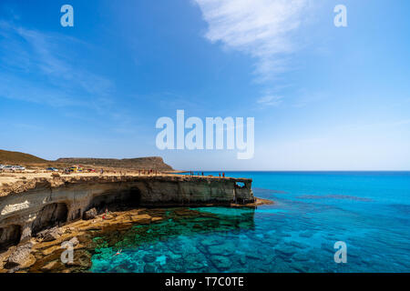 Erstaunlich, Meer und Felsen Bildung in Zypern Insel. Höhlen im Naturpark Kap Greko. Schöne blaue und türkisfarbene Mittelmeer. Stockfoto