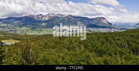 Coyhaique Coyhaique über den River Valley im chilenischen Patagonien gesehen. Stockfoto