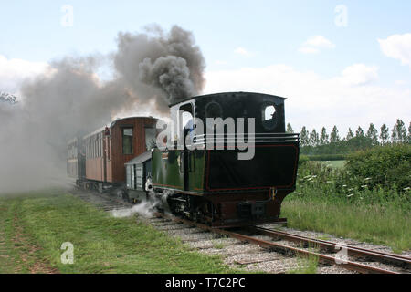 Statfold, Tamworth, Staffordshire, Großbritannien, Juni 2010, mit Blick auf die Scheune Statfold historische Eisenbahn Stockfoto