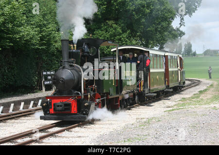 Statfold, Tamworth, Staffordshire, Großbritannien, Juni 2010, mit Blick auf die Scheune Statfold historische Eisenbahn Stockfoto