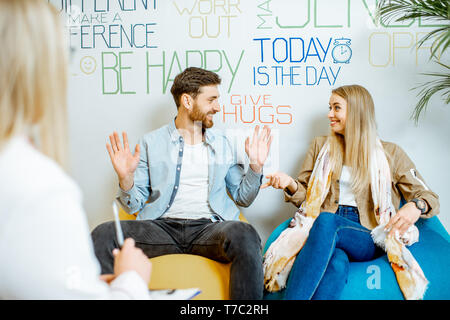 Junges Paar Missverständnisse bei der psychologischen Beratung mit der Psychologin im modernen Büro Stockfoto