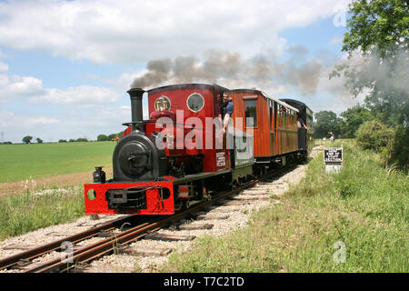 Statfold, Tamworth, Staffordshire, Großbritannien, Juni 2010, mit Blick auf die Scheune Statfold historische Eisenbahn Stockfoto