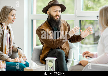 Junges Paar Missverständnisse bei der psychologischen Beratung mit leitenden Psychologin im Büro Stockfoto