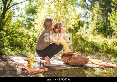 Mädchen Masseurin bietet eine gründliche Massage im Tageslicht. Stockfoto