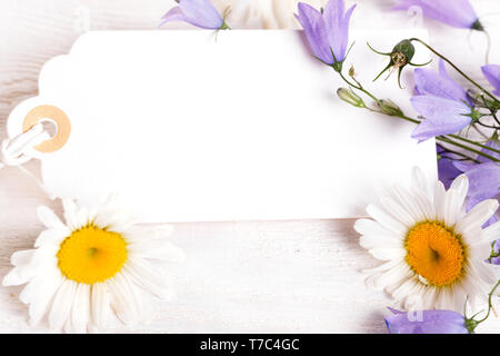 Muttertag Karte mit mit einem Bouquet von zarten Wildblumen Campanula auf weißem Holzbrett Stockfoto