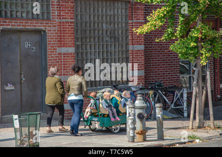 Kinder im Kinderwagen, Kleinkinder durch die Straßen von Brooklyn spazieren zu gehen. 09/19/2014. New York City Stockfoto