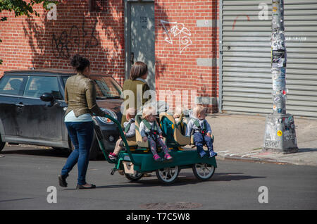 Kinder im Kinderwagen, Kleinkinder durch die Straßen von Brooklyn spazieren zu gehen. 09/19/2014. New York City Stockfoto