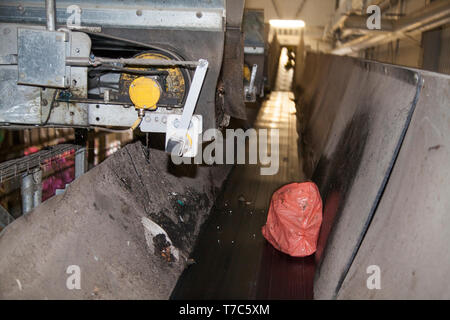 Abfalltrennung mit verschiedenfarbigen Plastiktüten Stockfoto