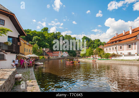 Cesky Krumlov, Tschechische Republik am 15. August 2017: schöne Aussicht auf ein Fragment der Damm und die Küstenregion der Moldau. Die Menschen produzieren Stockfoto