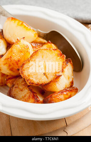 Hausgemachte Bratkartoffeln Backofen in Rindfleisch gekocht Fett knusprig und golden eine beliebte Beilage zu Sonntag Abendessen Stockfoto