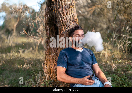 Zuversichtlich vape Mann vaping eine elektronische Zigarette. Nicht rauchen. Stockfoto