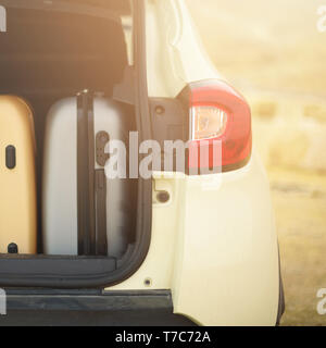 Geöffnet Kofferraum voller Koffer, Gepäck, Gepäck. Sommer Urlaub, Reisen, Reise, Abenteuer Konzept Stockfoto