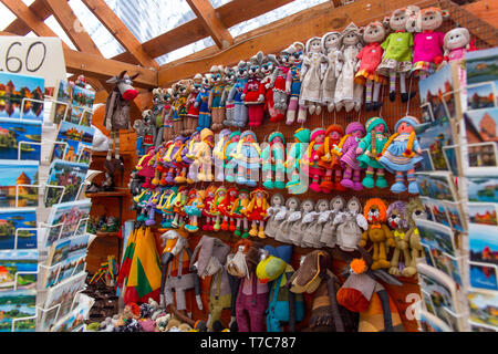 Trakai, Litauen - Mart 17, 2019: Bunte handgemachte Puppen gestrickt in der Straße. Hobby- und kleine Unternehmen von Frauen. Stockfoto