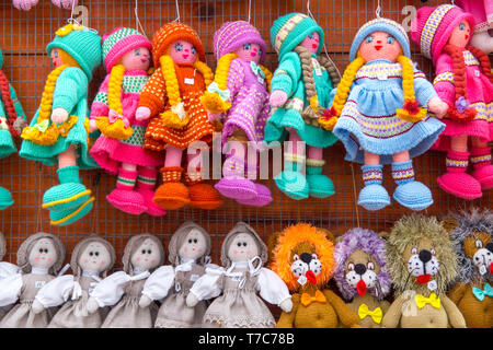 Trakai, Litauen - Mart 17, 2019: Bunte handgemachte Puppen gestrickt in der Straße. Hobby- und kleine Unternehmen von Frauen. Stockfoto