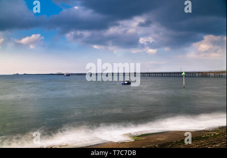 Southend-on-Sea Pier reicht 1,3 Meile in die Themse Mündung Essex England Großbritannien. April 2019 Stockfoto