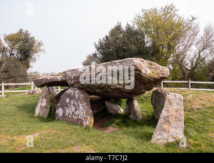 Arthur's Stein - Neolithische Grabkammer, die aus großen Steinplatten, die in den Hügeln über Herefordshire goldenen Tal. April 2019 Stockfoto