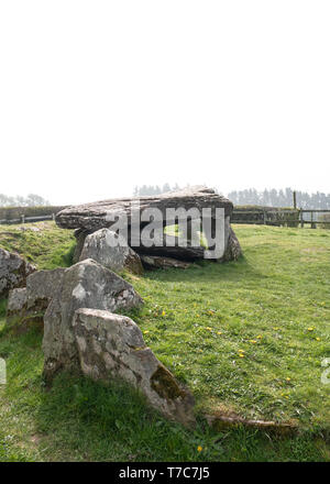 Arthur's Stein - Neolithische Grabkammer, die aus großen Steinplatten, die in den Hügeln über Herefordshire goldenen Tal. April 2019 Stockfoto