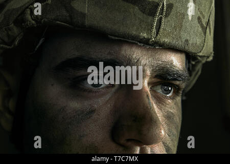 Was habe ich mit meinem Leben machen. Close up Portrait von jungen männlichen Soldaten. Mann in Uniform auf den Krieg. Deprimiert und Probleme mit der psychischen Gesundheit und Emotionen, PTSD, Rehabilitation. Stockfoto