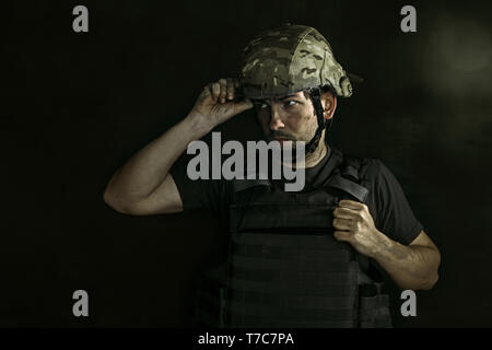 Vorbereitungen für den Kampf. Halbe Länge Portrait von jungen männlichen Soldaten. Mann in Uniform auf den Krieg. Deprimiert und Probleme mit der psychischen Gesundheit und Emotionen, PTSD, Rehabilitation. Stockfoto