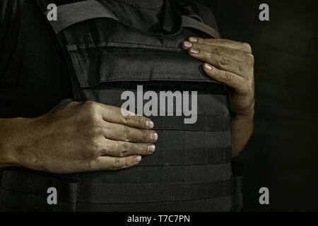 Ich kann mich aus ihrem Schoß zu schützen. Close up Portrait von jungen männlichen Soldaten. Mann in Uniform auf den Krieg. Deprimiert und Probleme mit der psychischen Gesundheit und Emotionen, PTSD, Rehabilitation. Stockfoto