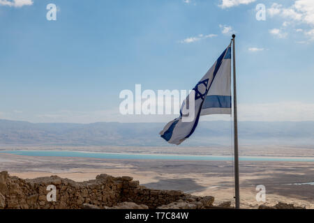 Die israelische Fahne mit dem Toten Meer als Hintergrund, von masada gesehen Stockfoto