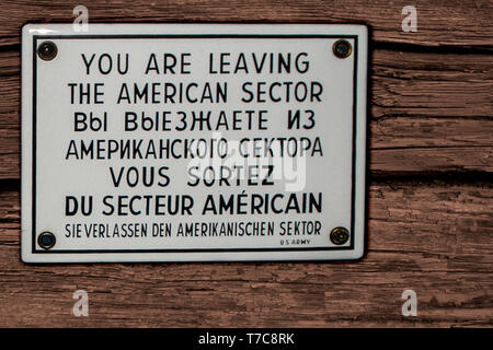 Deutschland, Bremen, November 2007 â € "Warnschild Platte, die Sie den amerikanischen Sektor in Englisch verlassen, Russisch, Französisch und Deutsch. Konzept der USA Stockfoto