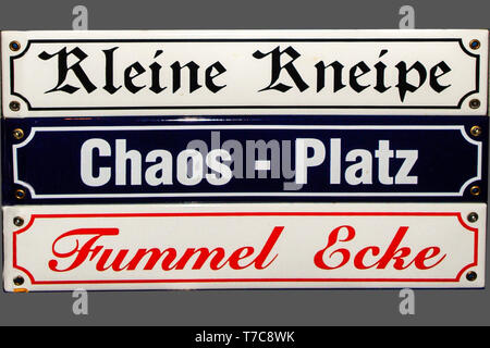 Deutschland, Bremen, November 2007 â € "Drei Straßenschild Schilder mit lustigen Namen in deutscher Sprache. Es bedeutet kleine Gin, Mühle, Chaos Square, Rag Ecke Stockfoto