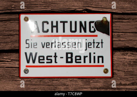 Deutschland, Bremen, November 2007 â € "Warnschild Schild Achtung Sie verlassen jetzt West Berlin sind in deutscher Sprache. Historisches Objekt der Zweiten Weltkrieg Stockfoto