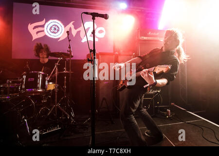 Niederlande, Tilburg - 13. April 2019. Die britischen Metal Band Noisepicker führt ein Live Konzert während der niederländischen Metal Festival Roadburn Festival 2019 in Tilburg. Hier Sänger und Gitarrist Harry Armstrong ist live auf der Bühne gesehen. (Foto: Gonzales Foto - Peter Troest). Stockfoto
