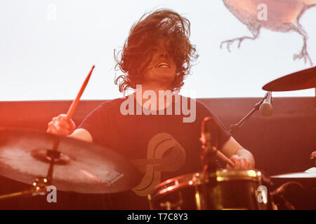 Niederlande, Tilburg - 13. April 2019. Die britischen Metal Band Noisepicker führt ein Live Konzert während der niederländischen Metal Festival Roadburn Festival 2019 in Tilburg. Hier Schlagzeuger Kieran Murphy ist live auf der Bühne gesehen. (Foto: Gonzales Foto - Peter Troest). Stockfoto