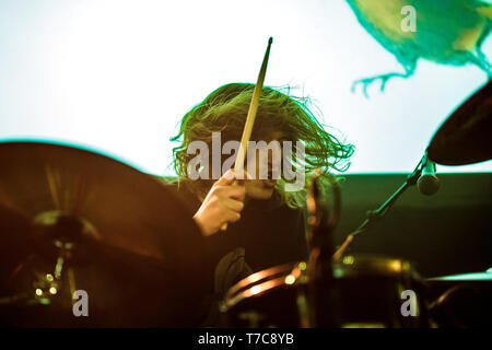 Niederlande, Tilburg - 13. April 2019. Die britischen Metal Band Noisepicker führt ein Live Konzert während der niederländischen Metal Festival Roadburn Festival 2019 in Tilburg. Hier Schlagzeuger Kieran Murphy ist live auf der Bühne gesehen. (Foto: Gonzales Foto - Peter Troest). Stockfoto