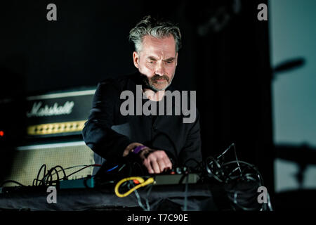 Niederlande, Tilburg - 13. April 2019. Die metal band Orchester Ständiger Stress führt ein Live Konzert während der niederländischen Metal Festival Roadburn Festival 2019 in Tilburg. Hier Musiker Henrik Rylander wird gesehen, live auf der Bühne. (Foto: Gonzales Foto - Peter Troest). Stockfoto