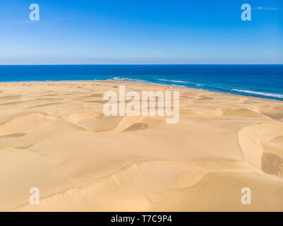 Luftaufnahme von Sanddünen in Gran Canaria mit schönen Küste und Strand, Kanarische Inseln, Spanien Stockfoto