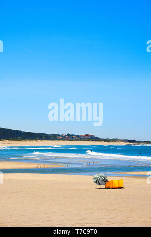 Vila Praia de Ancora, Portugal - Mai 04, 2019:, Sonne Tag, goldener Sand, Surfer im Wasser, Viana do Castelo district, Portugal Stockfoto